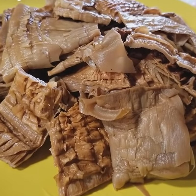Bước 2 Sơ chế măng Canh măng khô giò heo