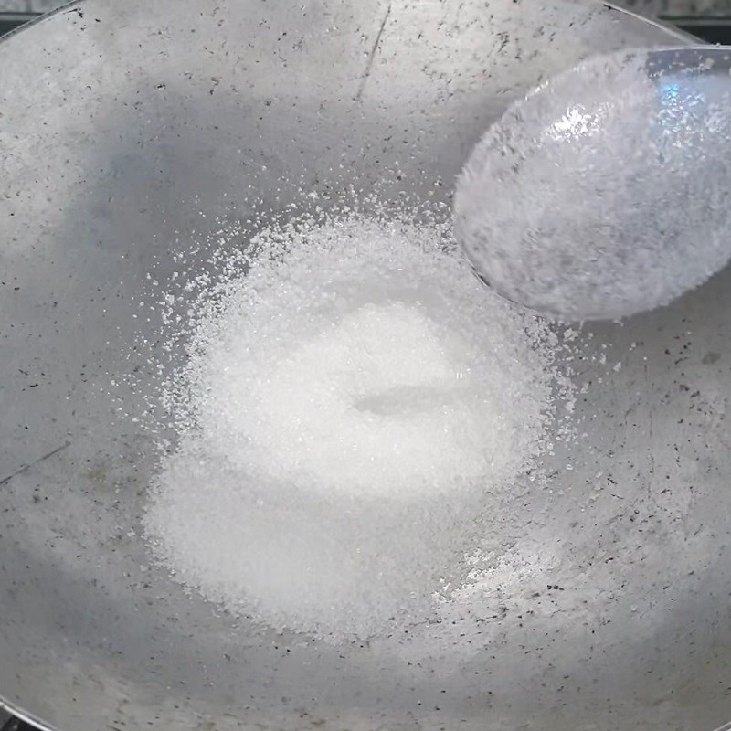 Bước 4 Thắng nước màu Thịt vịt kho tàu