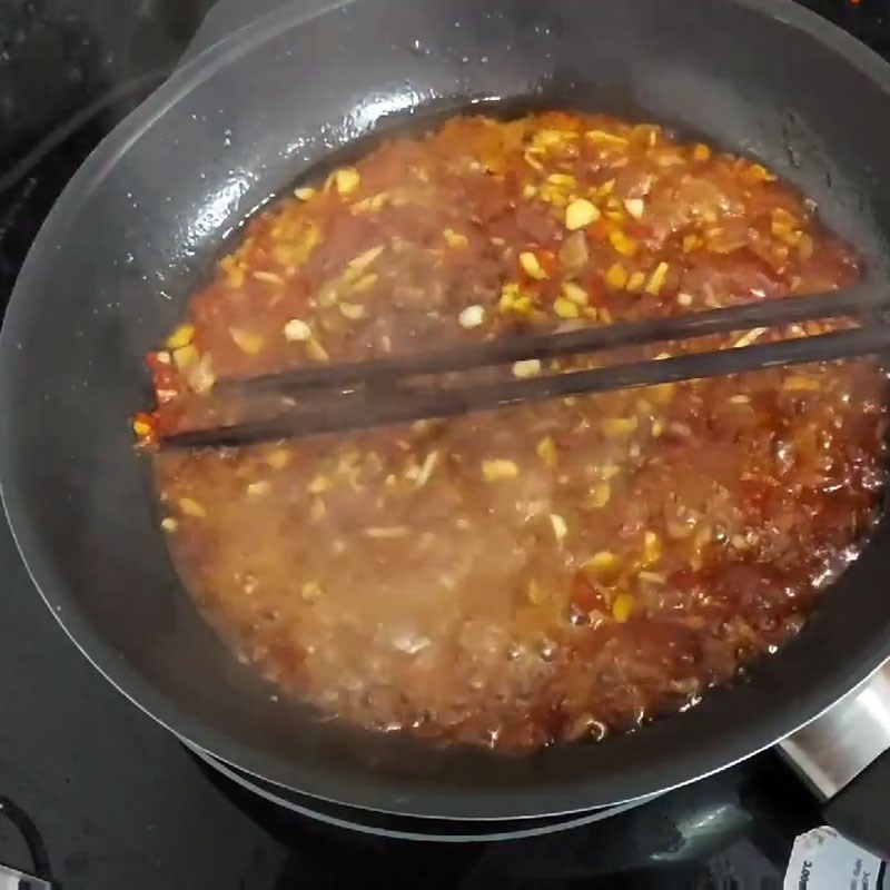 Bước 2 Thắng nước màu và nấu sốt Cá bống kho quẹt