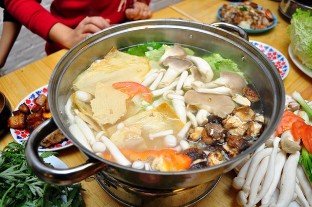Bước 2 Chế biến Lẩu nấm thái chay