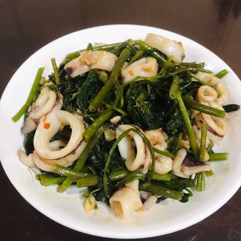Bước 4 Thành phẩm Mực xào rau muống
