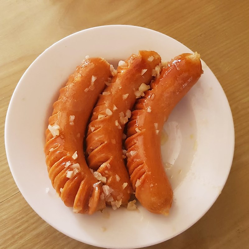 Bước 4 Thành phẩm Xúc xích chiên bơ tỏi