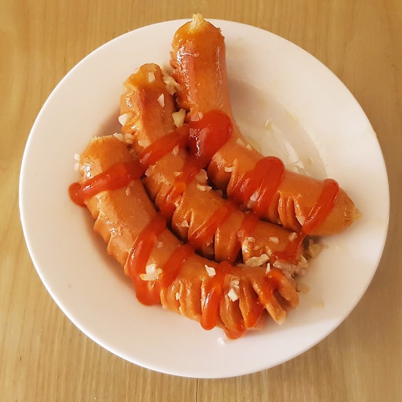 Bước 4 Thành phẩm Xúc xích chiên bơ tỏi