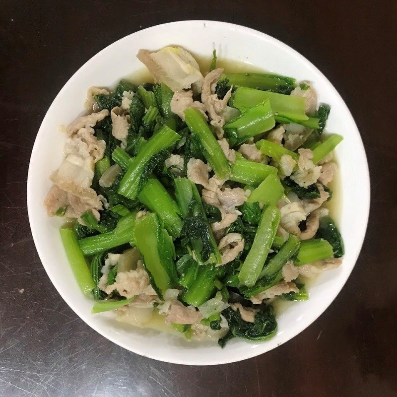 Bước 4 Thành phẩm Cải bẹ xanh xào thịt heo