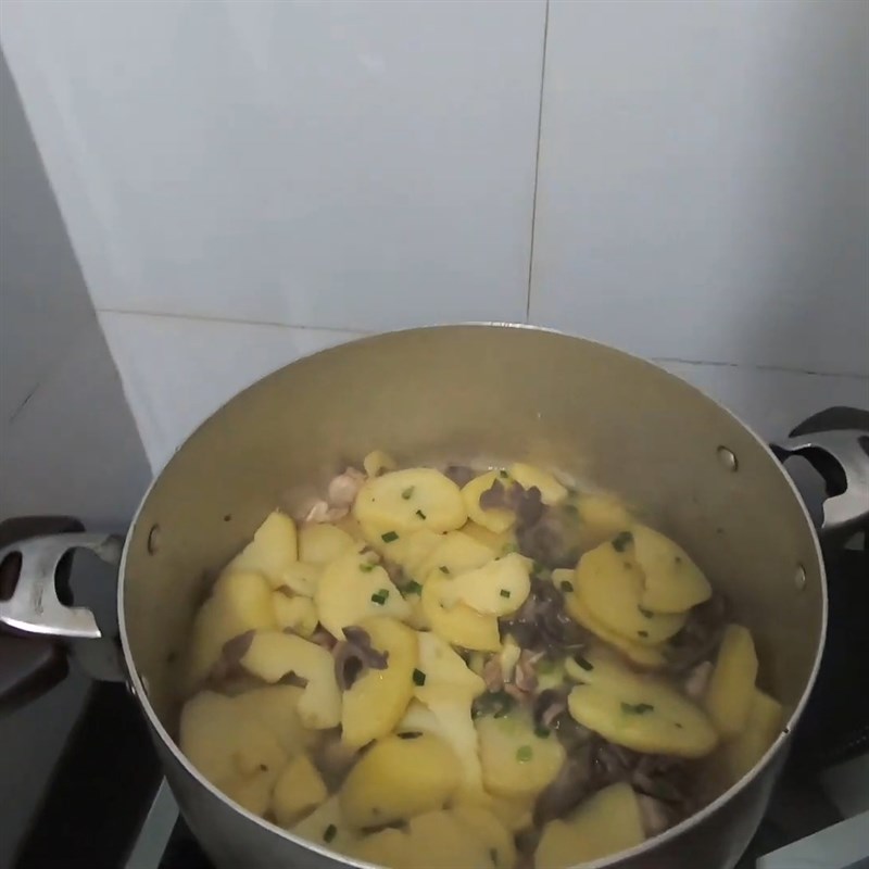 Bước 4 Thành phẩm Khoai tây xào lòng gà