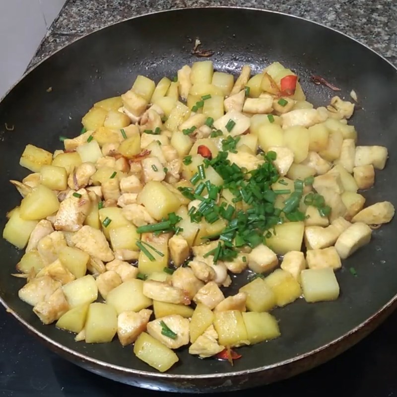 Bước 4 Thành phẩm Khoai tây xào ức gà