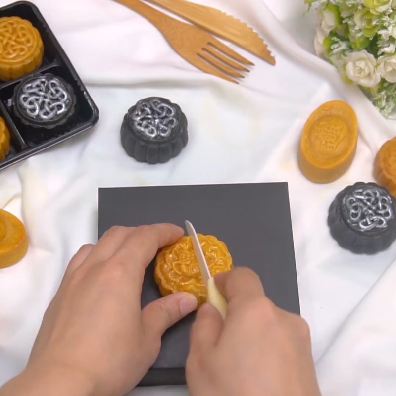 Bước 7 Thành phẩm Bánh trung thu kim sa trứng muối bằng nồi chiên không dầu