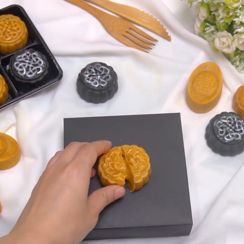 Bước 7 Thành phẩm Bánh trung thu kim sa trứng muối bằng nồi chiên không dầu