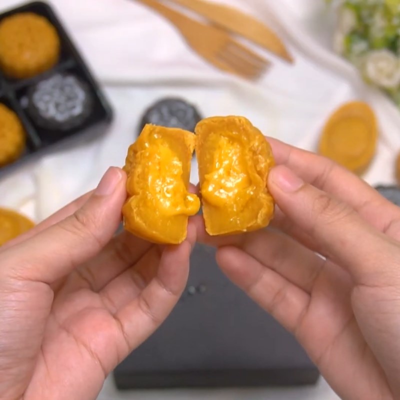 Bước 7 Thành phẩm Bánh trung thu kim sa trứng muối bằng nồi chiên không dầu