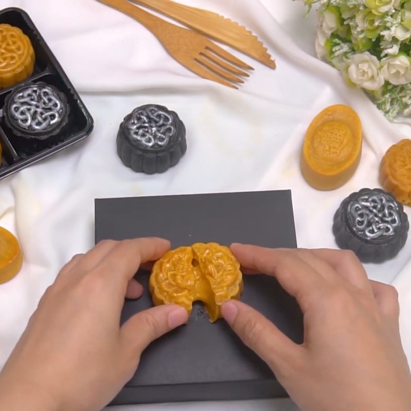 Bước 7 Thành phẩm Bánh trung thu kim sa trứng muối bằng nồi chiên không dầu