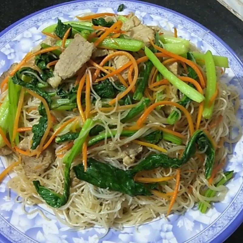 Bước 4 Thành phẩm Bún xào rau cải thịt heo
