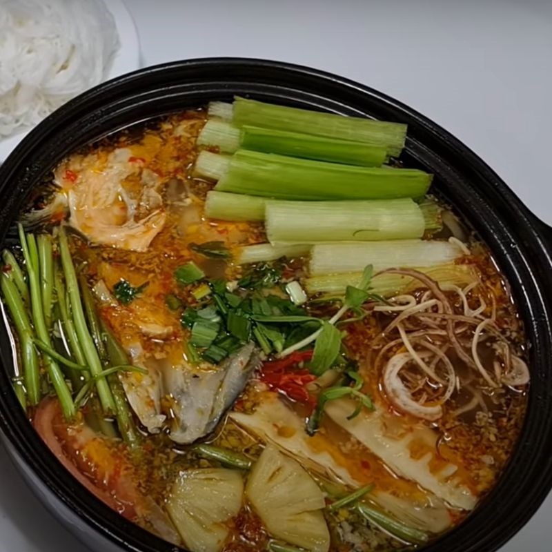 Bước 4 Thành phẩm Lẩu đầu cá hồi măng tươi sa tế