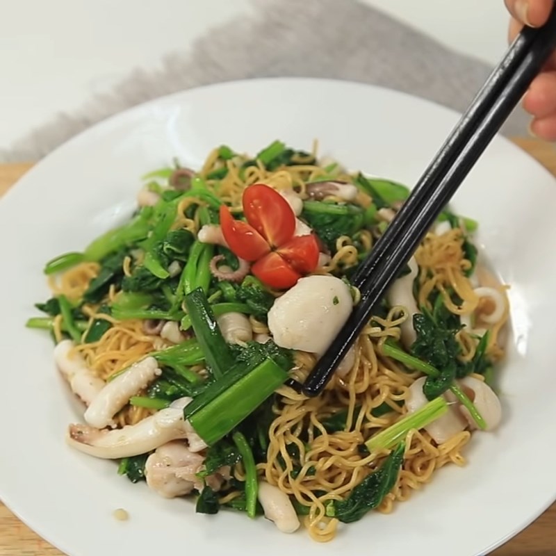 Bước 5 Thành phẩm Mì xào rau cải bạch tuộc