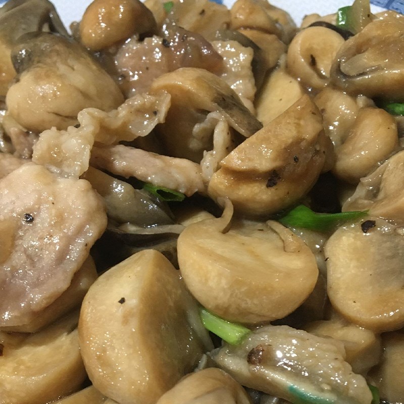 Bước 4 Thành phẩm Nấm rơm xào thịt heo (công thức được chia sẻ từ người dùng)