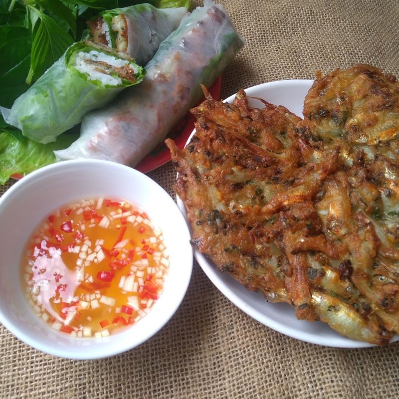 Bước 4 Thành phẩm Cá cơm chiên bột cuốn bánh tráng rau sống
