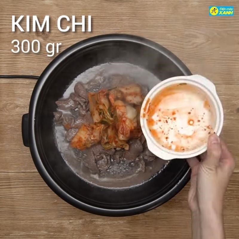 Bước 4 Xào các nguyên liệu Canh kim chi thịt bò