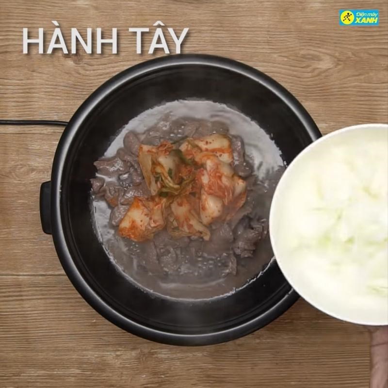 Bước 4 Xào các nguyên liệu Canh kim chi thịt bò