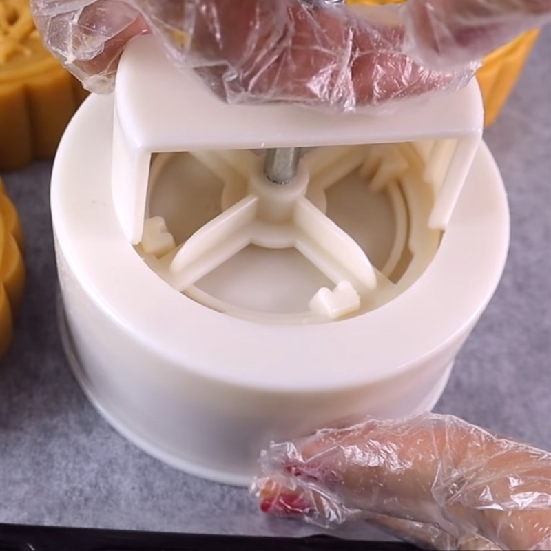 Bước 6 Đóng bánh Bánh Trung Thu mè đen trứng muối