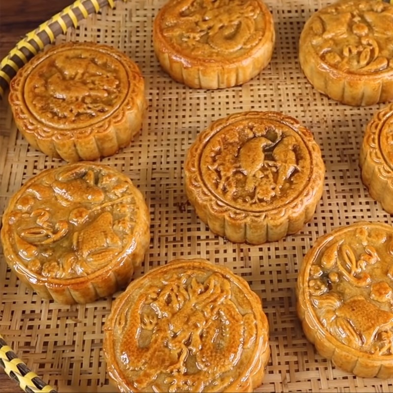 Bước 8 Thành phẩm Bánh Trung Thu mè đen trứng muối