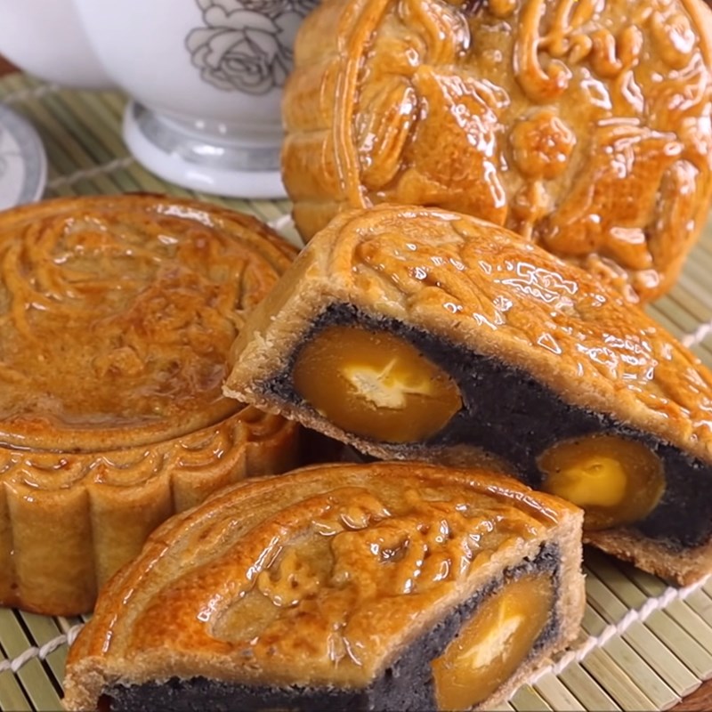 Bước 8 Thành phẩm Bánh Trung Thu mè đen trứng muối