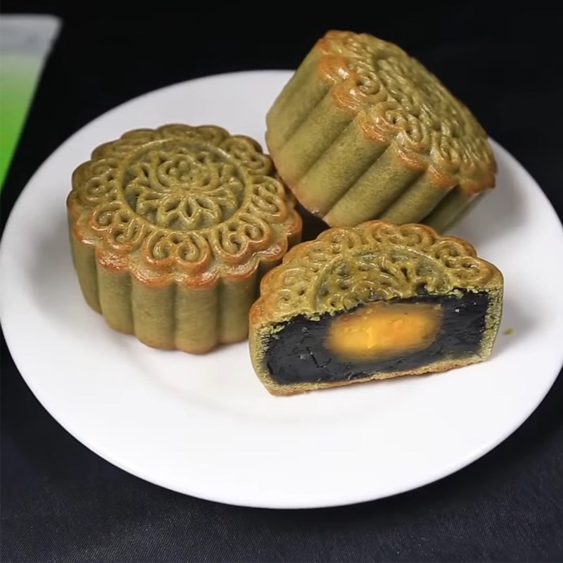 Bước 6 Thành phẩm Bánh Trung Thu trà xanh mè đen nhân trứng muối
