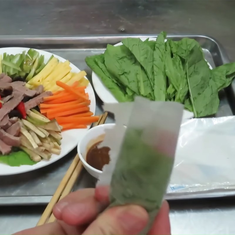 Bước 5 Thành phẩm Bò tái cuốn cải xanh