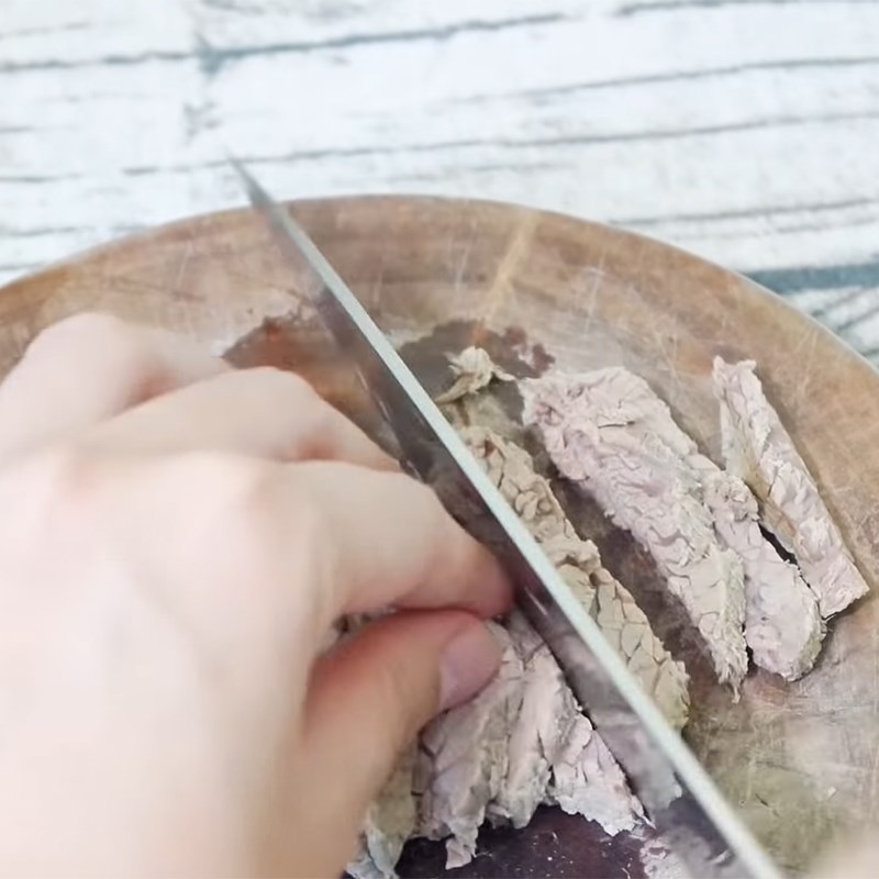 Bước 4 Cắt thịt bò và chiên trứng Canh bánh gạo tteokbokki (tteokguk)