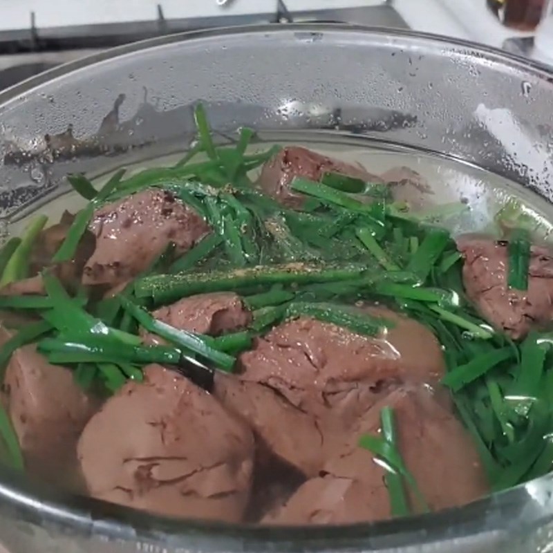 Bước 4 Thành phẩm Canh huyết heo với hẹ