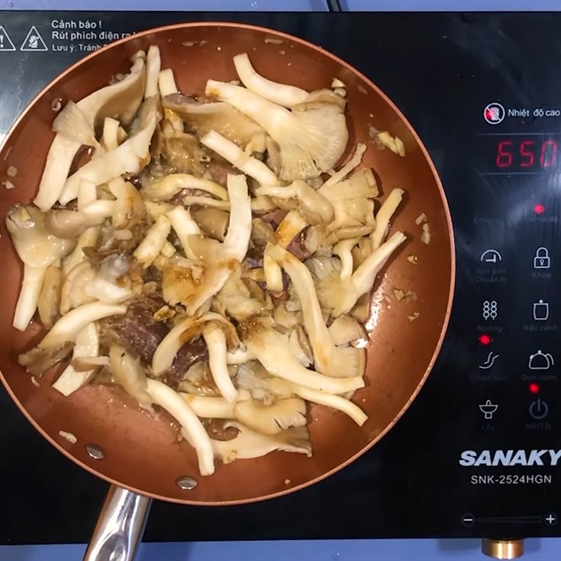 Bước 4 Làm bò xào nấm Thịt bò xào nấm bào ngư