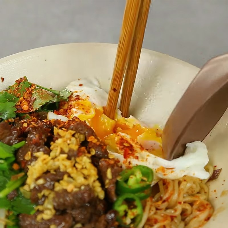 Bước 5 Thành phẩm Mì trộn thịt bò cay