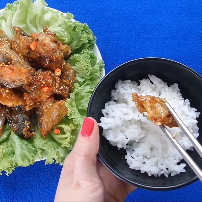 Bước 5 Thành phẩm Đầu cá hồi chiên nước mắm
