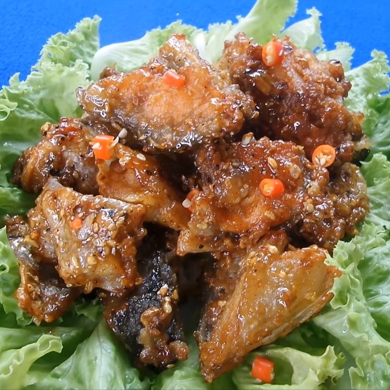 Bước 5 Thành phẩm Đầu cá hồi chiên nước mắm