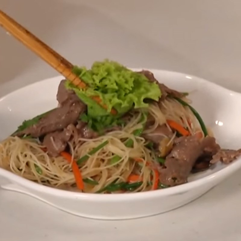 Bước 5 Thành phẩm Bún gạo xào thịt bò