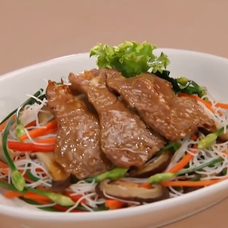 Bước 5 Thành phẩm Bún gạo xào thịt bò