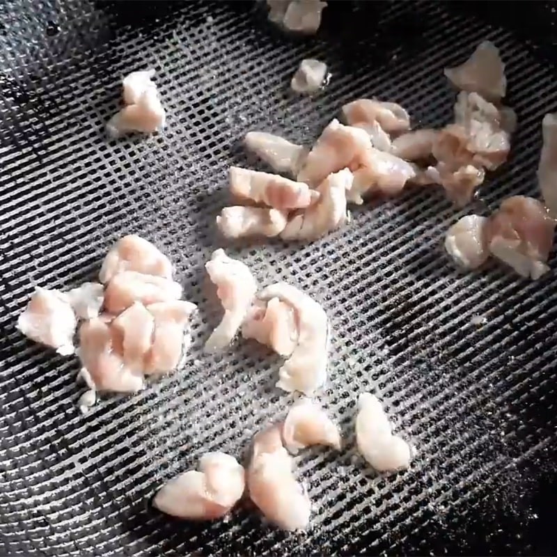 Bước 5 Xào bún với nấm mèo Cá nục hấp cuốn bánh tráng