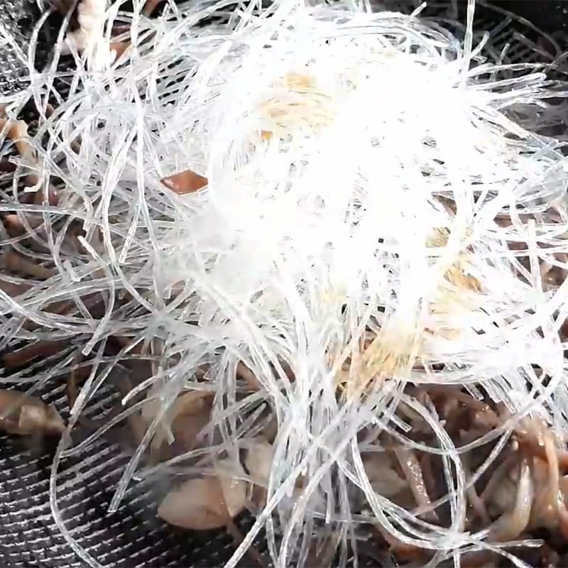 Bước 5 Xào bún với nấm mèo Cá nục hấp cuốn bánh tráng