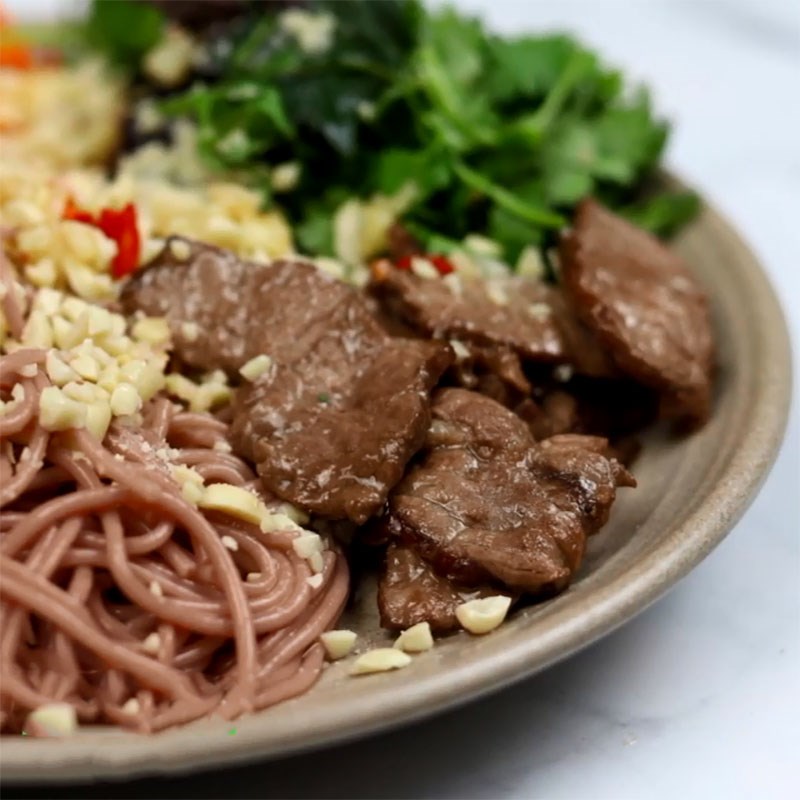Bước 6 Thành phẩm Bún gạo lứt trộn rau củ thịt bò