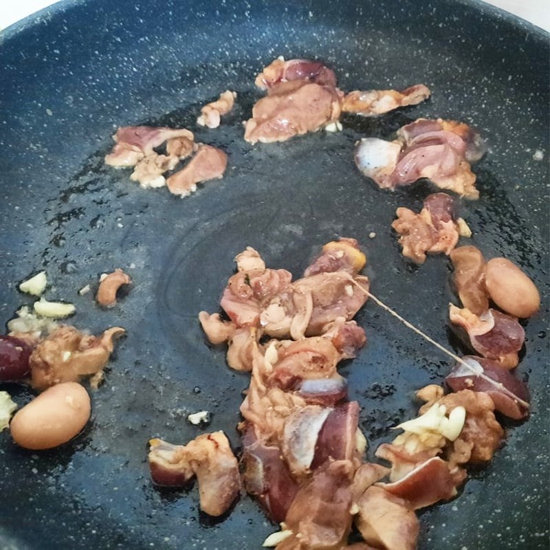 Bước 3 Xào lòng gà Lòng gà xào ớt chuông
