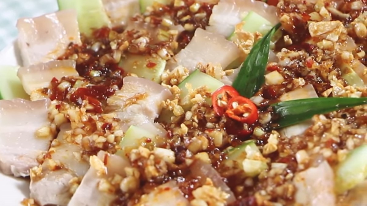 Thịt ba chỉ luộc sốt tỏi cay