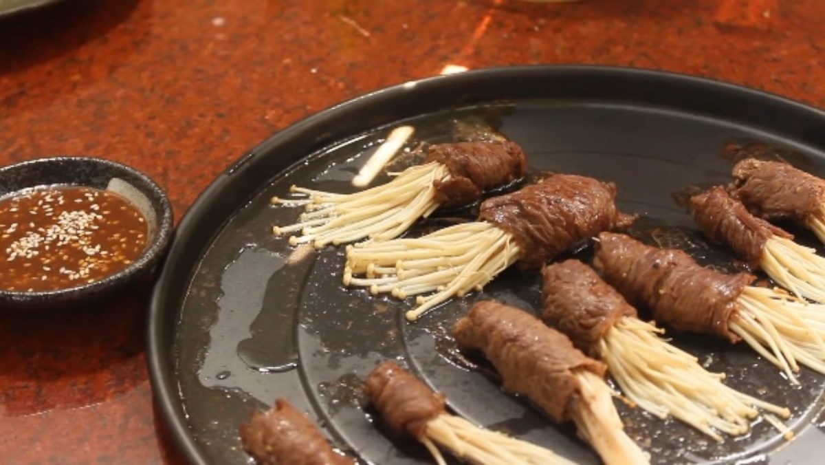 Thịt bò cuộn nấm kim châm nướng