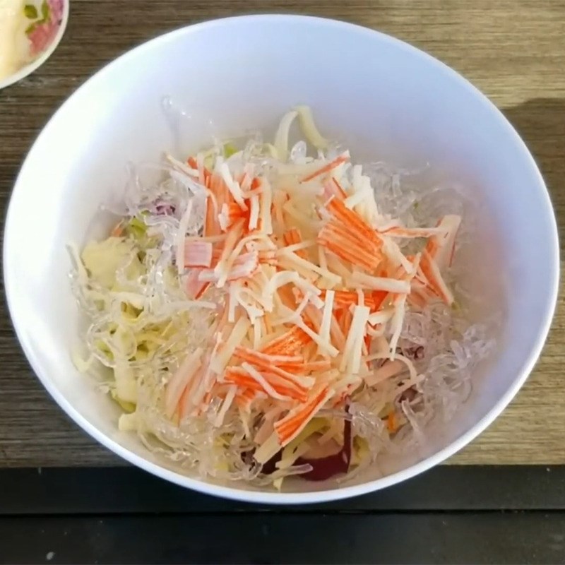 Bước 2 Thực hiện trộn các nguyên liệu Salad trứng cá hồi