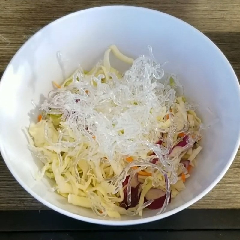 Bước 2 Thực hiện trộn các nguyên liệu Salad trứng cá hồi