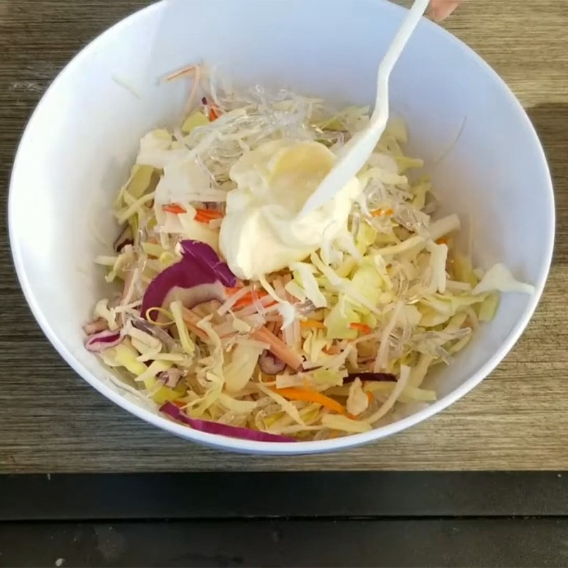 Bước 2 Thực hiện trộn các nguyên liệu Salad trứng cá hồi