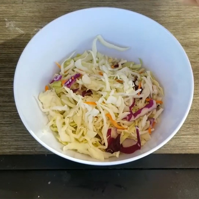 Bước 2 Thực hiện trộn các nguyên liệu Salad trứng cá hồi