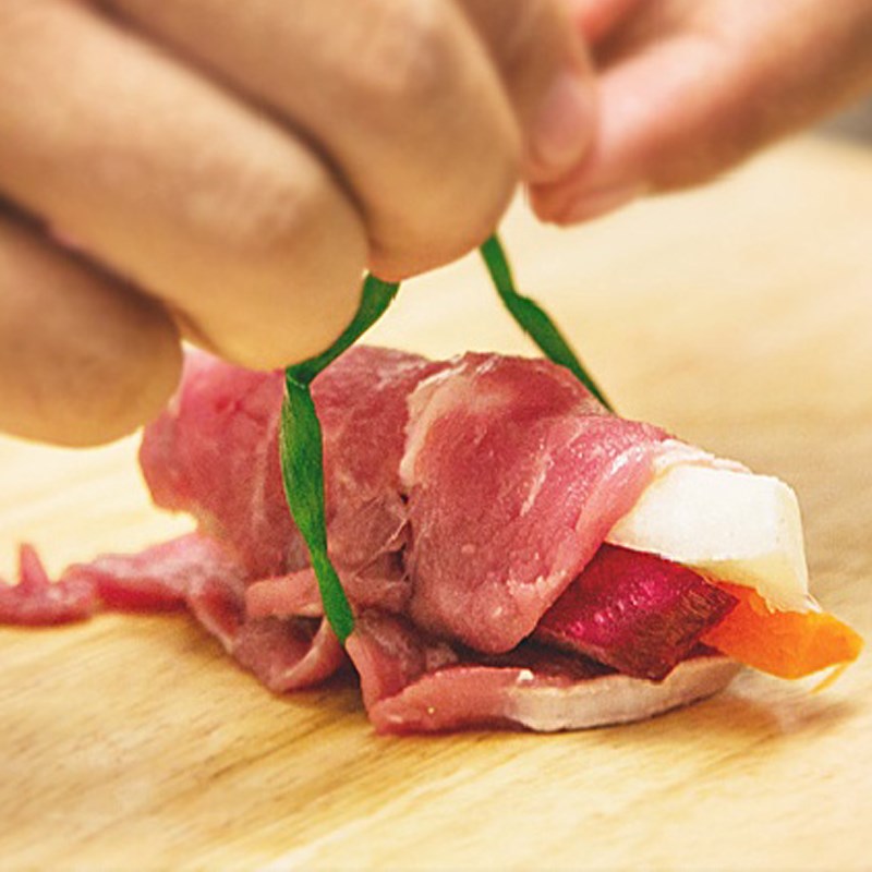 Bước 3 Tiến hành cuộn bò Bò cuộn lục cẩm