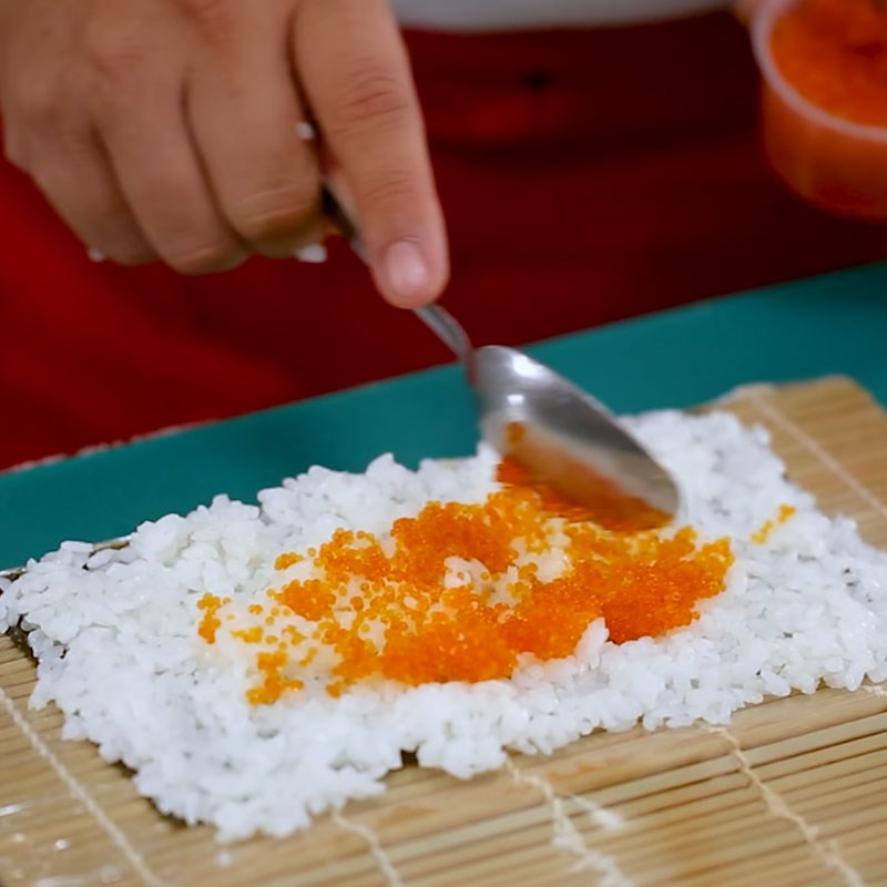 Bước 3 Tiến hành cuộn cơm Maki sushi