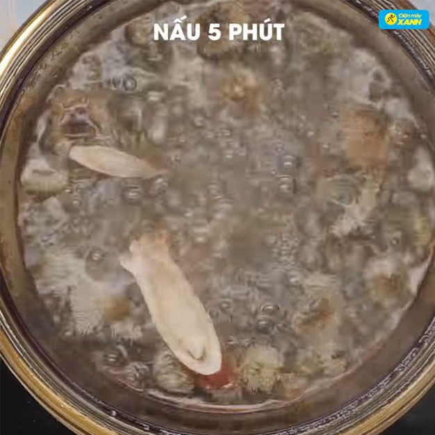 Bước 2 Đun cam thảo Trà hoa cúc