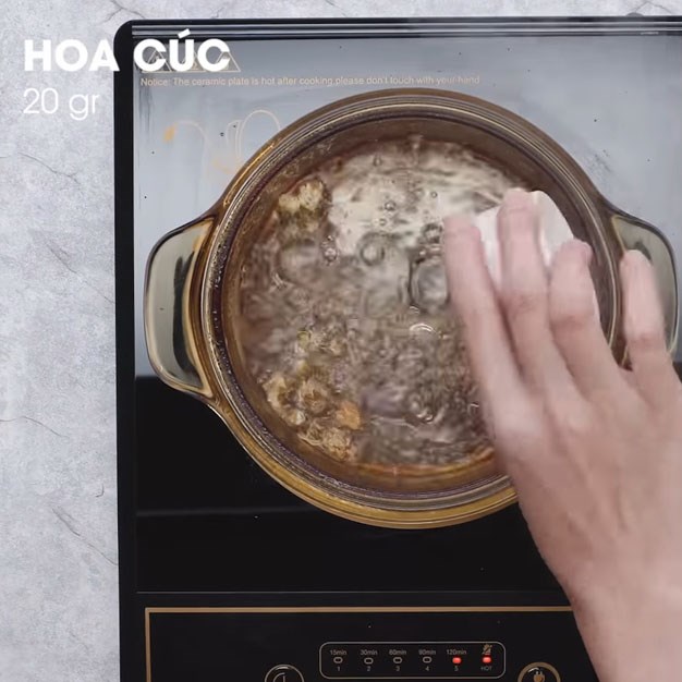 Bước 1 Đun hoa cúc Trà hoa cúc