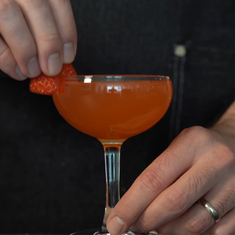 Bước 3 Trang trí Cocktail dâu tây chanh