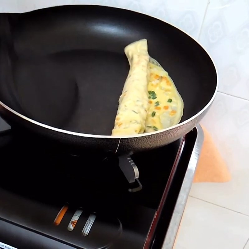 Bước 3 Tráng trứng Trứng cuộn rau củ